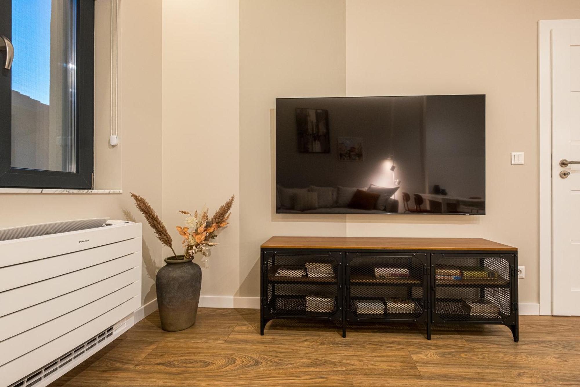 South 22 - Brand New Modern 1bd Apt In Center Софія